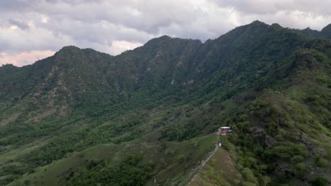 dron volando sobre un pequeño puesto avanzado de montaña en el borde de una cordillera