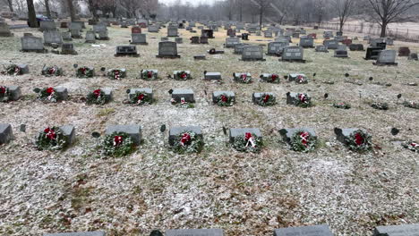 cementerio funerario marcadores de lápida de cementerio decorados con coronas navideñas durante la tormenta de nieve