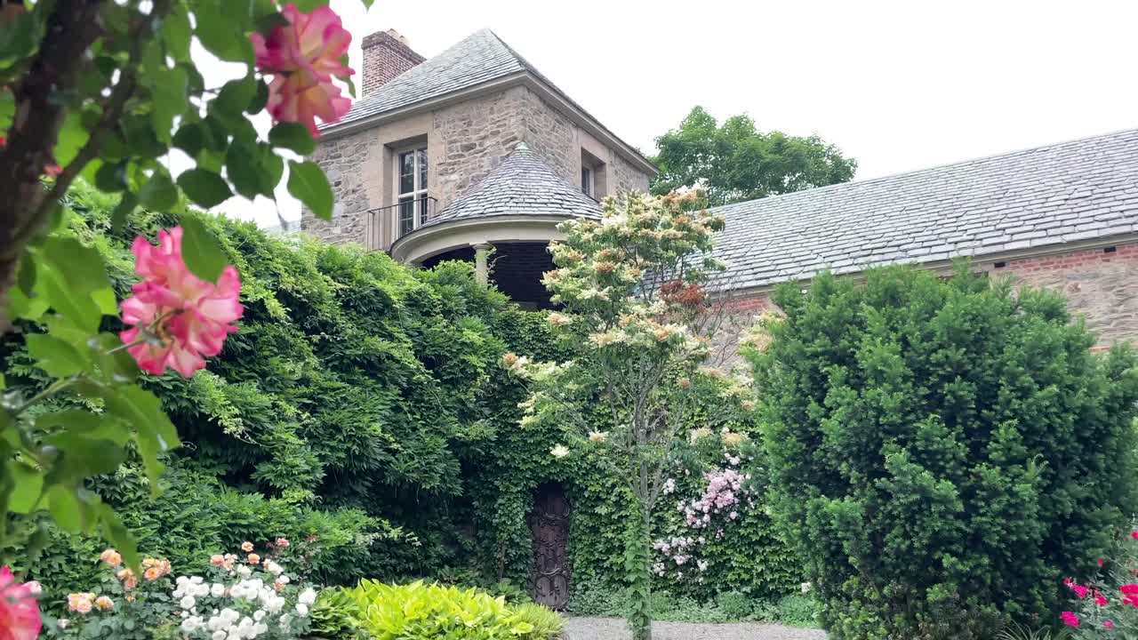 camino de flores mirando el edificio en el fondo