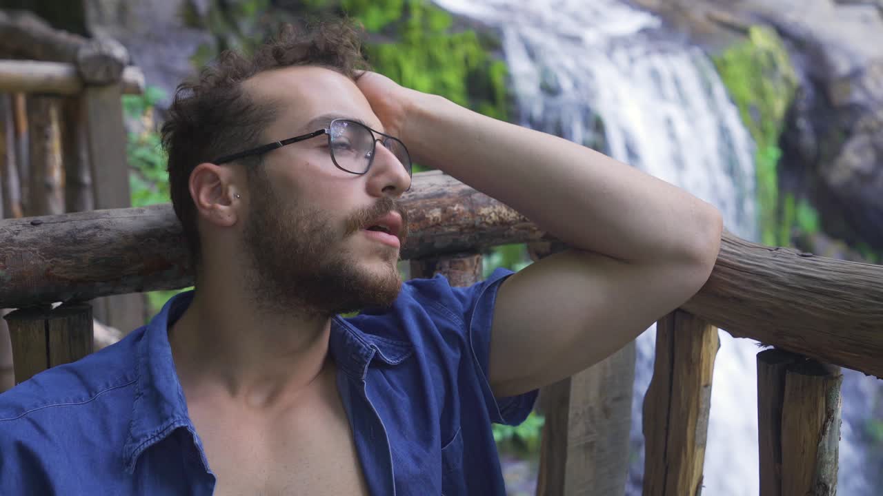el hombre estresado está fumando. adicción al tabaquismo.