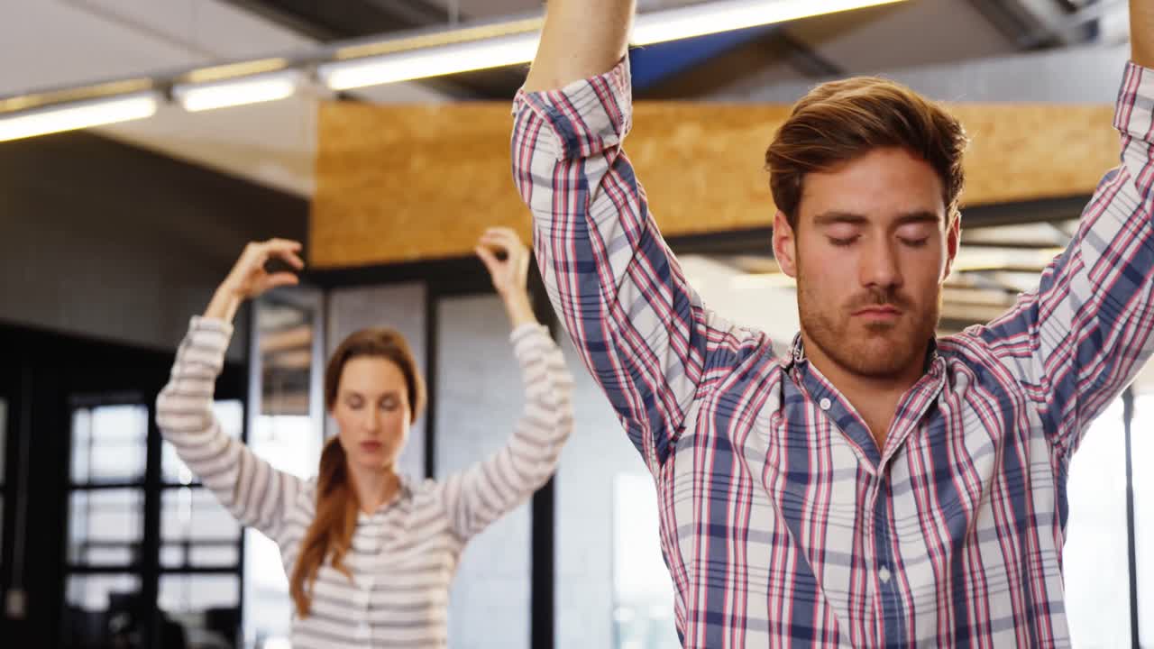 사업가 들 이 바닥 에서 요가 를 하고 있다