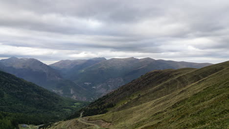 drone disparó sobre un valle en las montañas