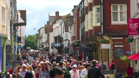 Riesige-Touristenmassen-Schwärmen-Während-Der-Sommertourismussaison-Auf-Den-Straßen-Von-Canterbury-Kent-England