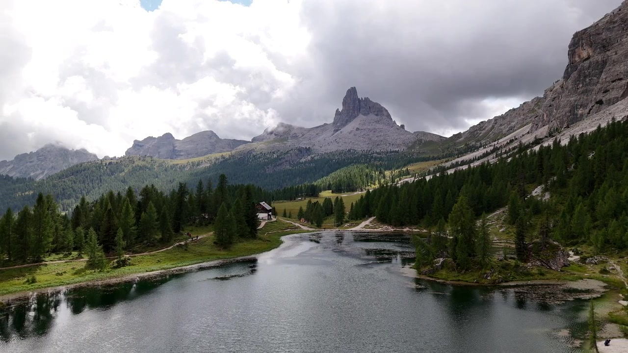 Ripresa con drone del Lago Federa nelle Alpi italiane, lago glaciale sotto le cime vicino a Cortina D'Ampezzo
