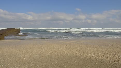 Vista-De-ángulo-Bajo-De-Las-Olas-Arrastrándose-Hacia-La-Orilla