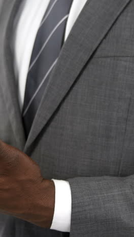 sección media del hombre de negocios usando el teléfono móvil