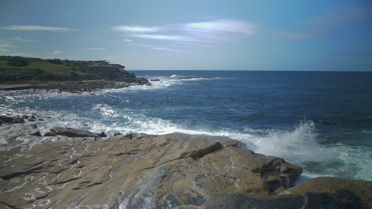 ombak biru menabrak pantai berbatu - pantai kosong clovelly - pinggiran timur - sydney, new south wales, australia