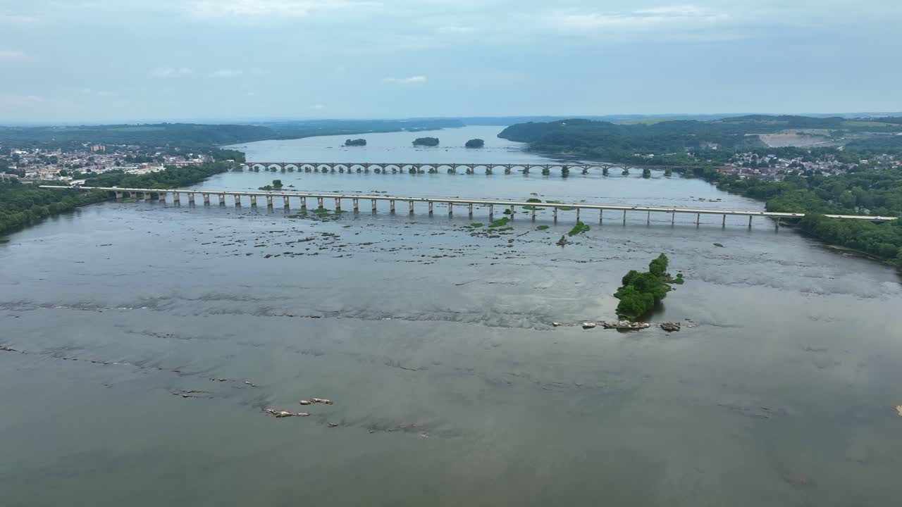 컬럼비아에서 사스케하나 강을 건너는 두 개의 다리