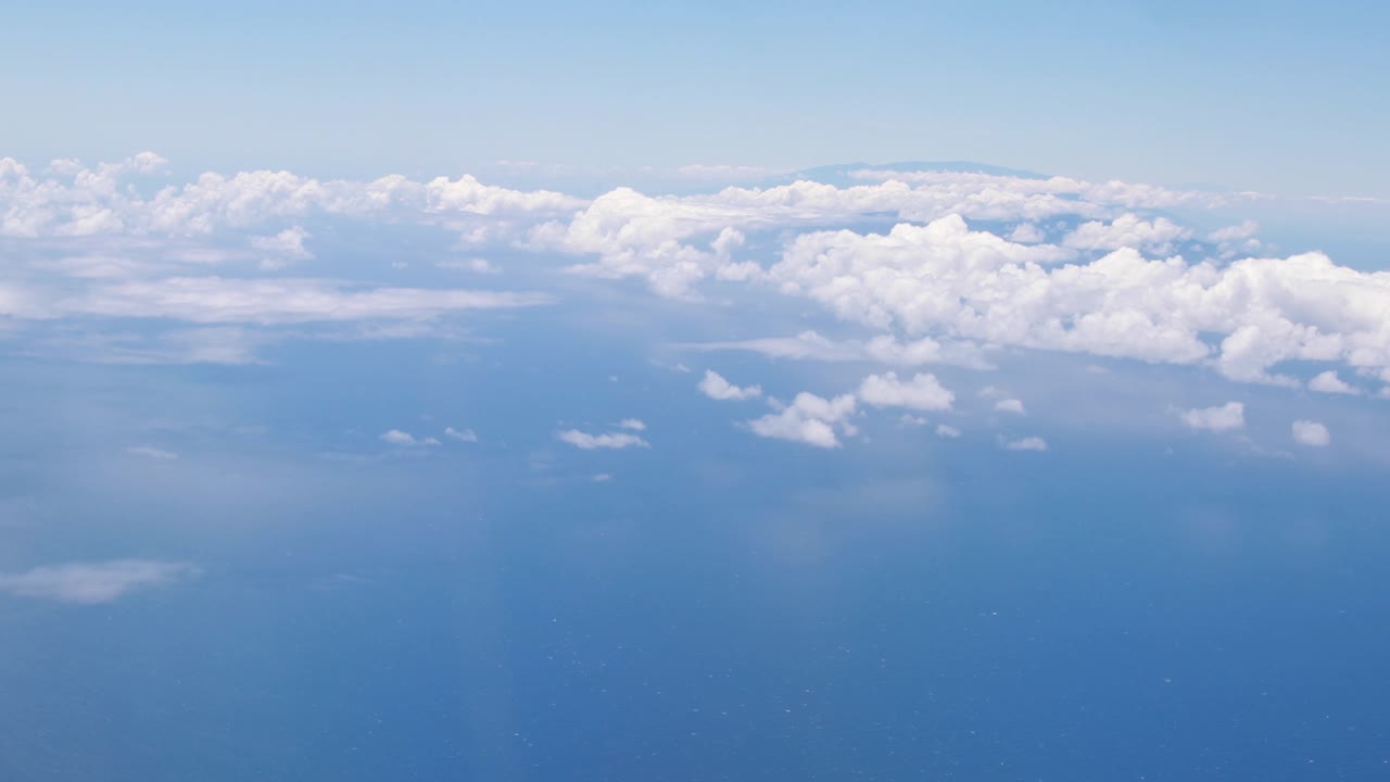 아름다운 파란 하늘과 10,000피트 높이에서 지나가는 부풀어오르는  구름의