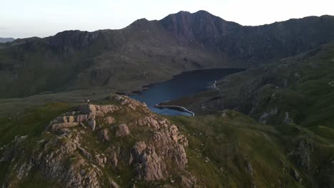 Antena-De-Llyn-Llydaw-Monte-Snowdon-Gales-Con-Excursionistas-En-La-Cima-De-La-Montaña