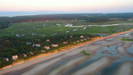 Cape-Cod-Bay-Drohnenaufnahmen-Von-Strandhäusern-Und-Sumpf-Bei-Ebbe-Während-Der-Goldenen-Stunde