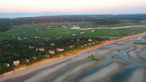 imágenes aéreas de drones de la bahía de cape cod de casas frente a la playa y pantanos durante la marea baja durante la hora dorada