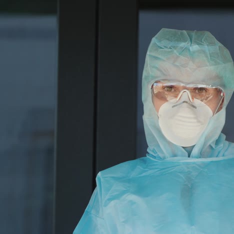 retrato de una doctora cansada en la puerta de la clínica