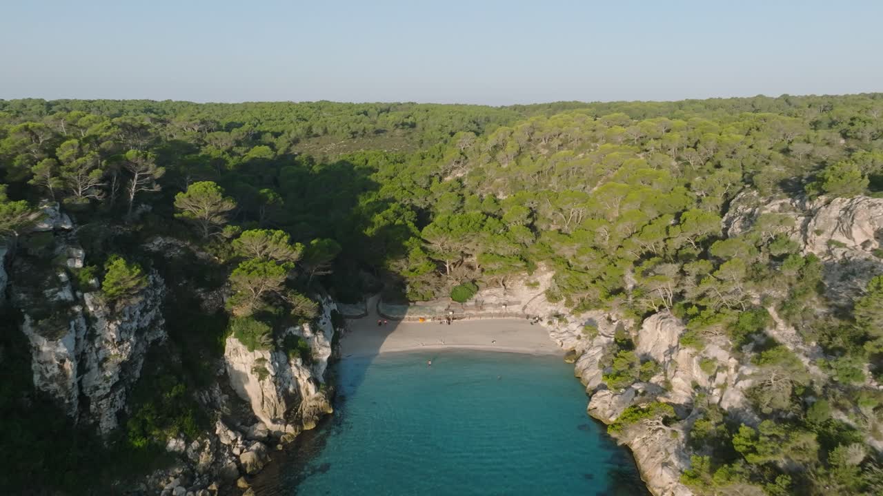 una vista de la playa de macarelleta que muestra a la gente disfrutando del día soleado