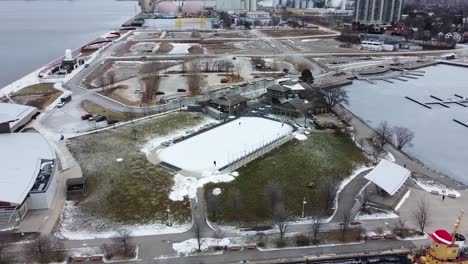 drone dando vueltas sobre una pista de hockey al lado de un puerto en hamilton