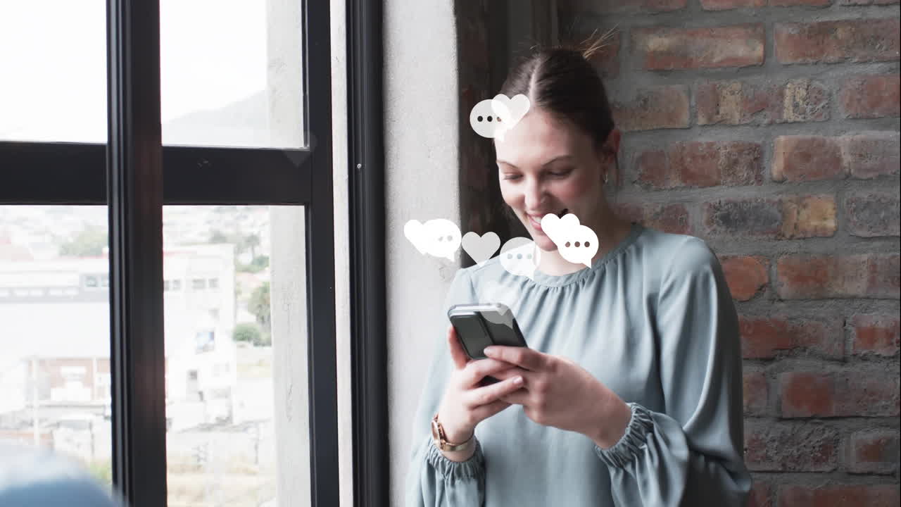 animación de iconos de los medios sobre una mujer caucásica que usa un teléfono inteligente