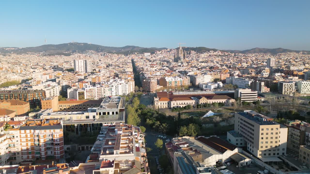 スペイン、バルセロナのエイサンプル上空からの空撮。背景にサグラダファミリア教会。
