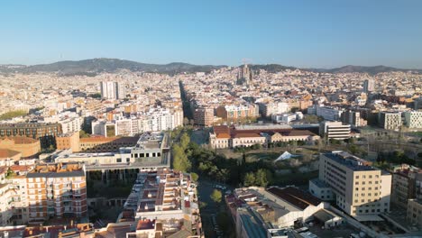 Vista-Aérea-Sobre-El-Eixample,-Barcelona,-España-Con-La-Iglesia-De-La-Sagrada-Familia-Al-Fondo