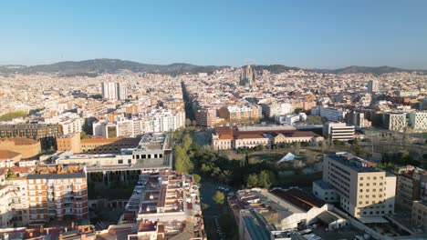 vista aérea por encima de eixample, barcelona, españa con la iglesia de la sagrada familia en el fondo