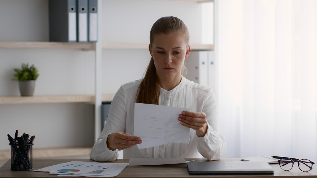 mujer leyendo documentos en la oficina