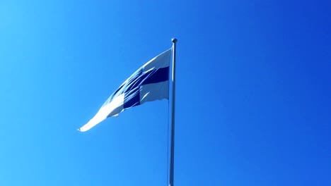 bandiera della finlandia al rallentatore, cielo blu