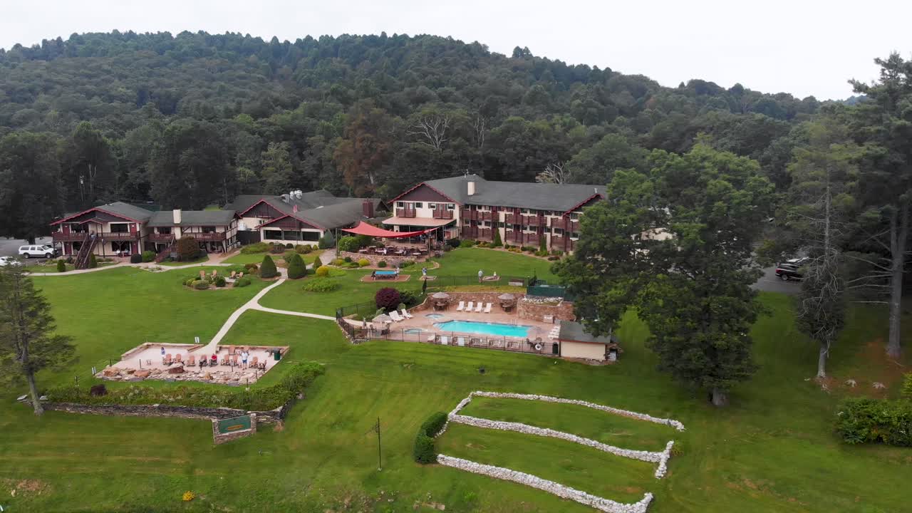여름날 4일 노스캐롤라이나 리틀스위스 산비탈 리조트의 4k 드론 비디오