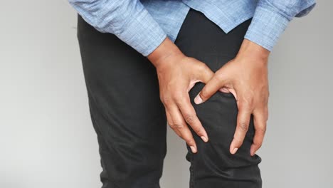 man experiencing knee pain