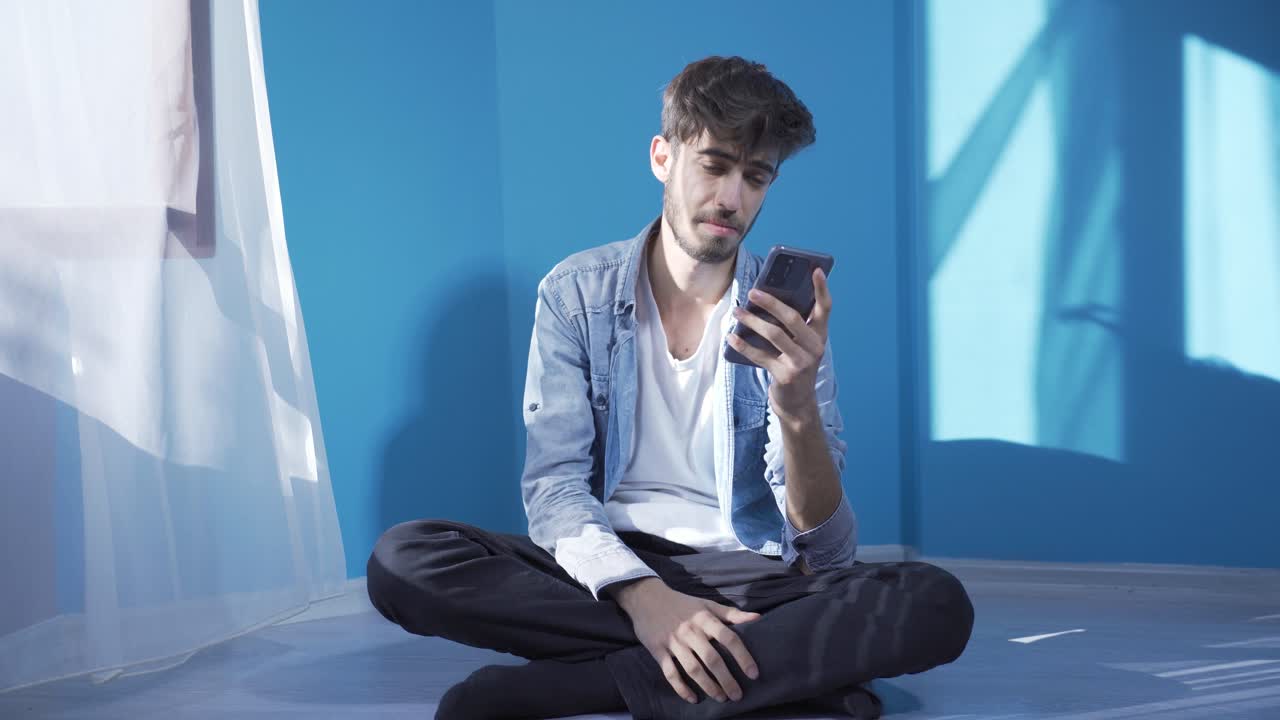 남자가 여자친구와 슬프게 문자 메시지를 보내고 있습니다.