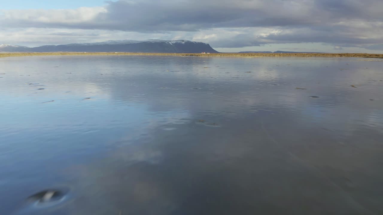 pintoresco lago congelado con reflejos en el cielo durante el invierno en el río olfusa cerca de selfoss, islandia