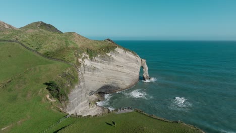 Impresionante-Vista-Aérea-De-Un-Turista-En-Una-Plataforma-De-Observación-Panorámica-Con-Vistas-Al-Cabo-De-Despedida,-El-Punto-Más-Septentrional-De-La-Isla-Sur,-En-Nueva-Zelanda-Aotearoa