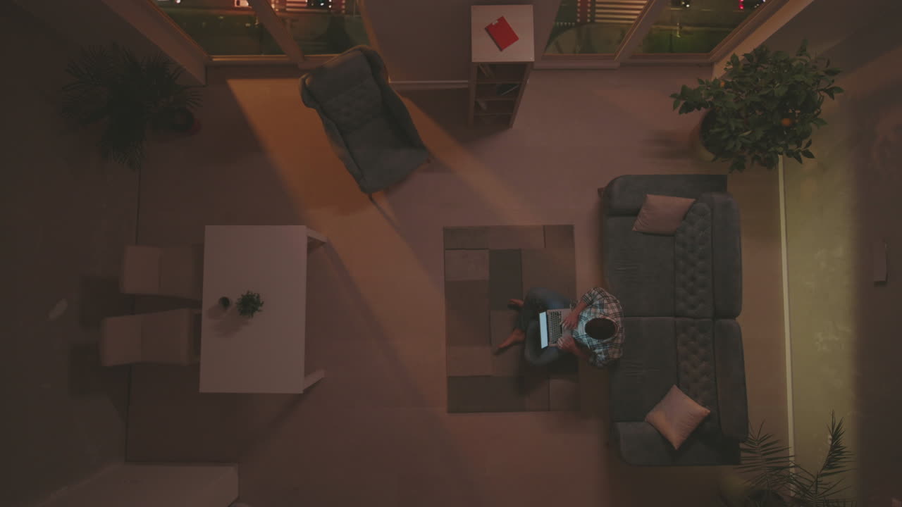 노트북 바닥에 앉아 젊은 남자