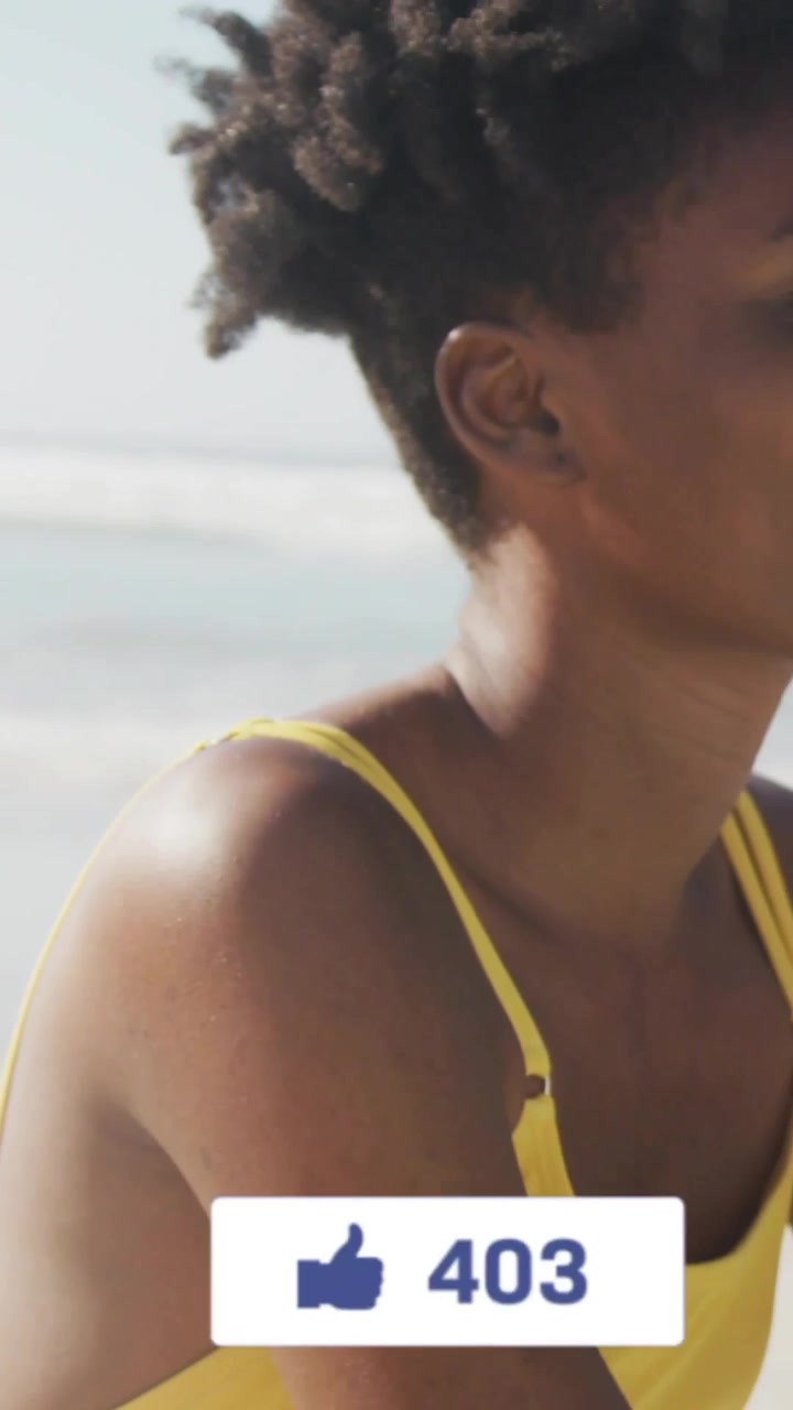 Video verticale: Donna in spiaggia in piedi mentre un cursore clicca sull'interfaccia utente, aggiornando i conteggi e rivelando il volto.