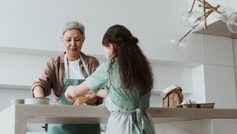 la abuela y la niña horneando