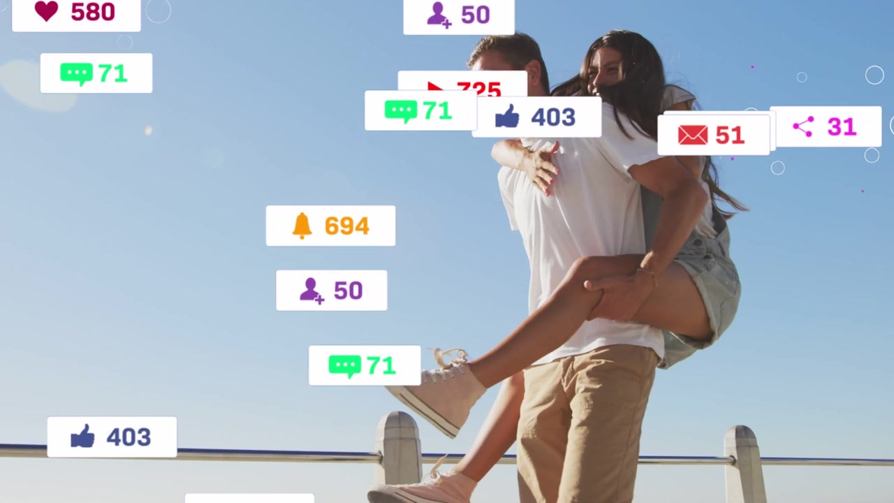 Par går på en havnebane, kvinde klatrer op på mandens ryg, hvilket får sociale medieikoner til at mangedobles.