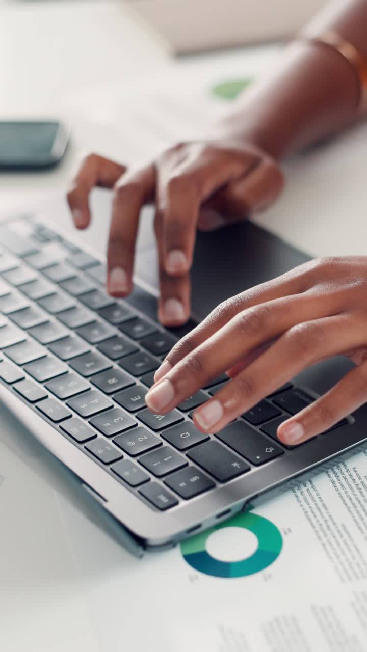 Primo piano di mani che digitano sulla tastiera di un portatile
