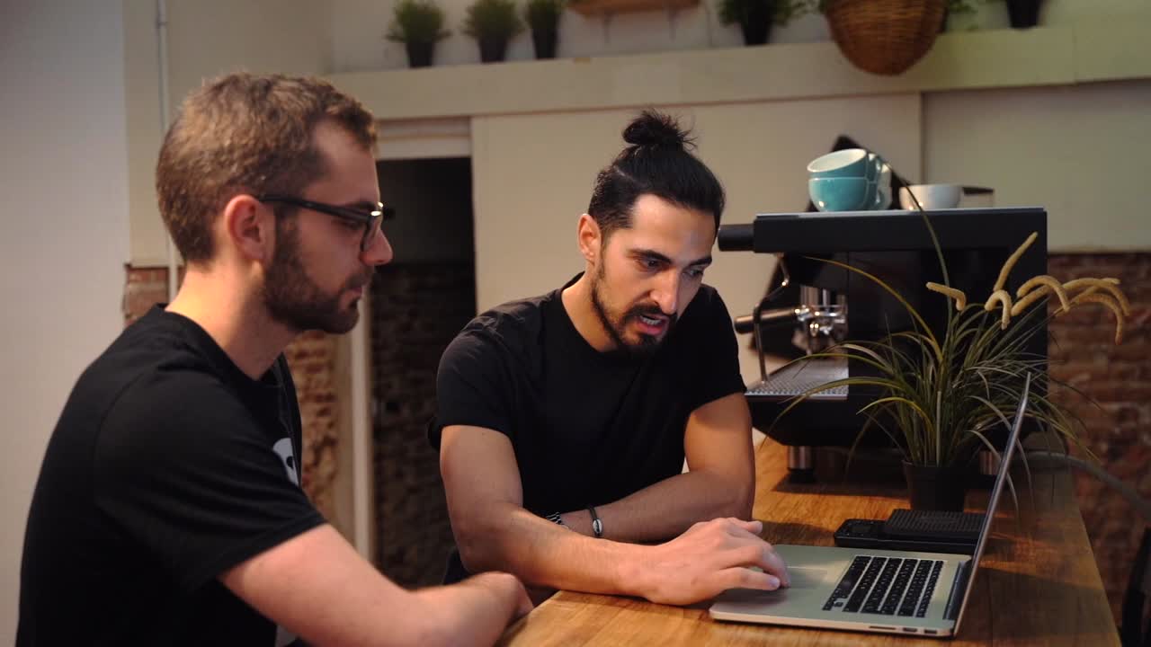 바리스타 들 이 카페 에서 일 문제 를 논의 하고 있다