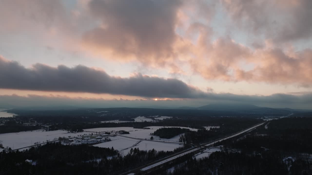 paisaje invernal cubierto de nieve durante la puesta de sol en orford, quebec, canadá