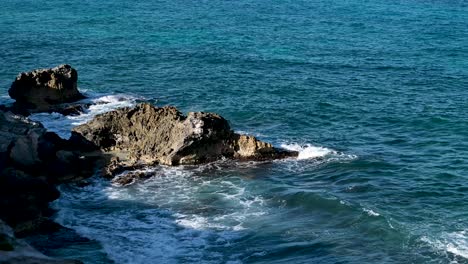 onde che si infrangono contro le rocce al largo della costa di isla mujeres a punta sur mexico