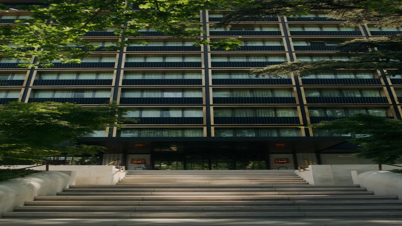 울창한 조경과 함께 현대적인 호텔 입구