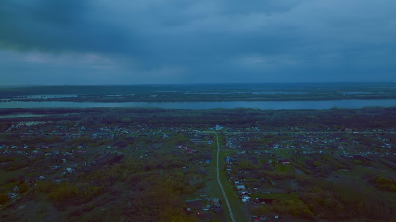 생태적인 시골 지역의 교외 주택, 구름이 많은 날씨에 헬리터에서 볼 수 있는 모습, 4k, prores