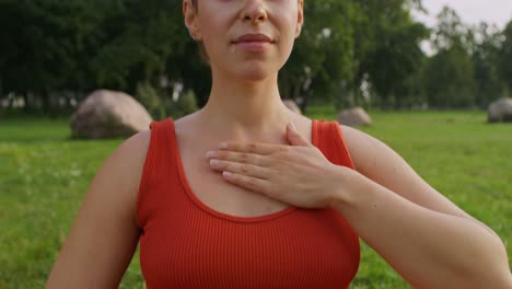 mujer meditando al aire libre