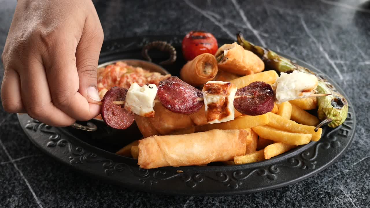 deliciosa comida turca con salchichas de carne, queso y papas fritas