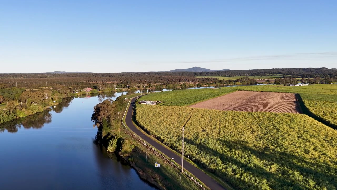 Ripresa aerea con drone dall'alto del fiume Clarence e dei campi agricoli a Maclean, Australia
