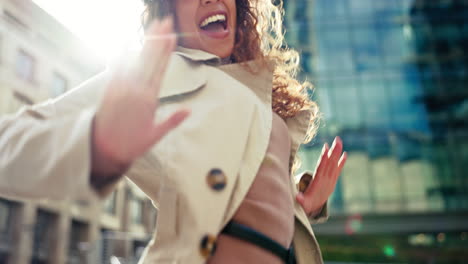 mujer, bailando y ciudad con cara
