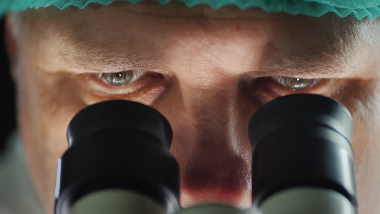 실험실 2에서 현미경으로 작업하는 과학자의 초상화