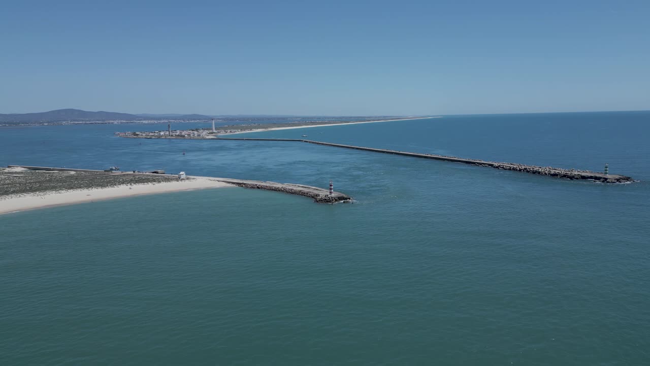 포르투갈 남부 해안의 알가르베 관광 목적지 지역의 리아 포르모사 자연 공원을 보호하는 장벽 섬 중 하나 인 일라 데세르타 (ilha deserta) 의 공중 해양 풍경