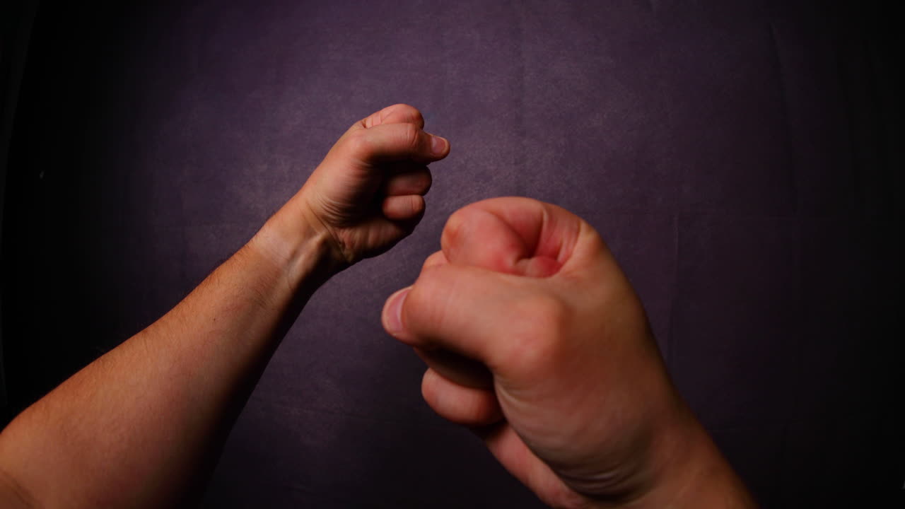 los puños del hombre frente a él antes del gesto de lucha capturado desde el lado izquierdo mirando con gracia frente a la perspectiva de ojo de pez de la cámara con la luz del día capturada en movimiento de cámara lenta de 4k 60fps