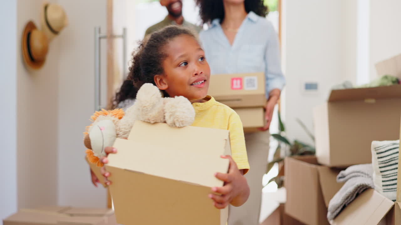 casa nueva, familia y niños en la puerta con caja