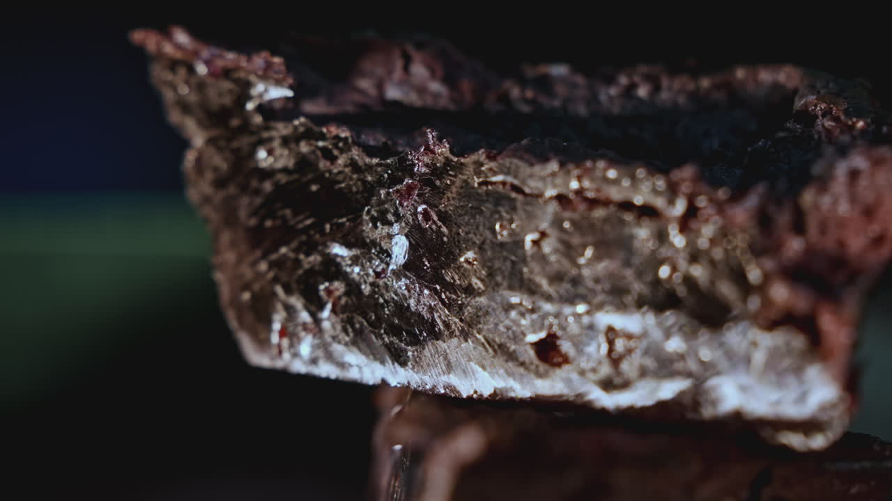 крупный план куска металлической руды