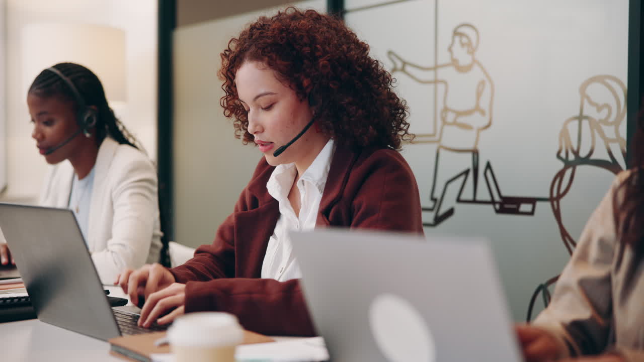 tres mujeres que trabajan en una oficina, centradas en sus tareas, usando auriculares y portátiles